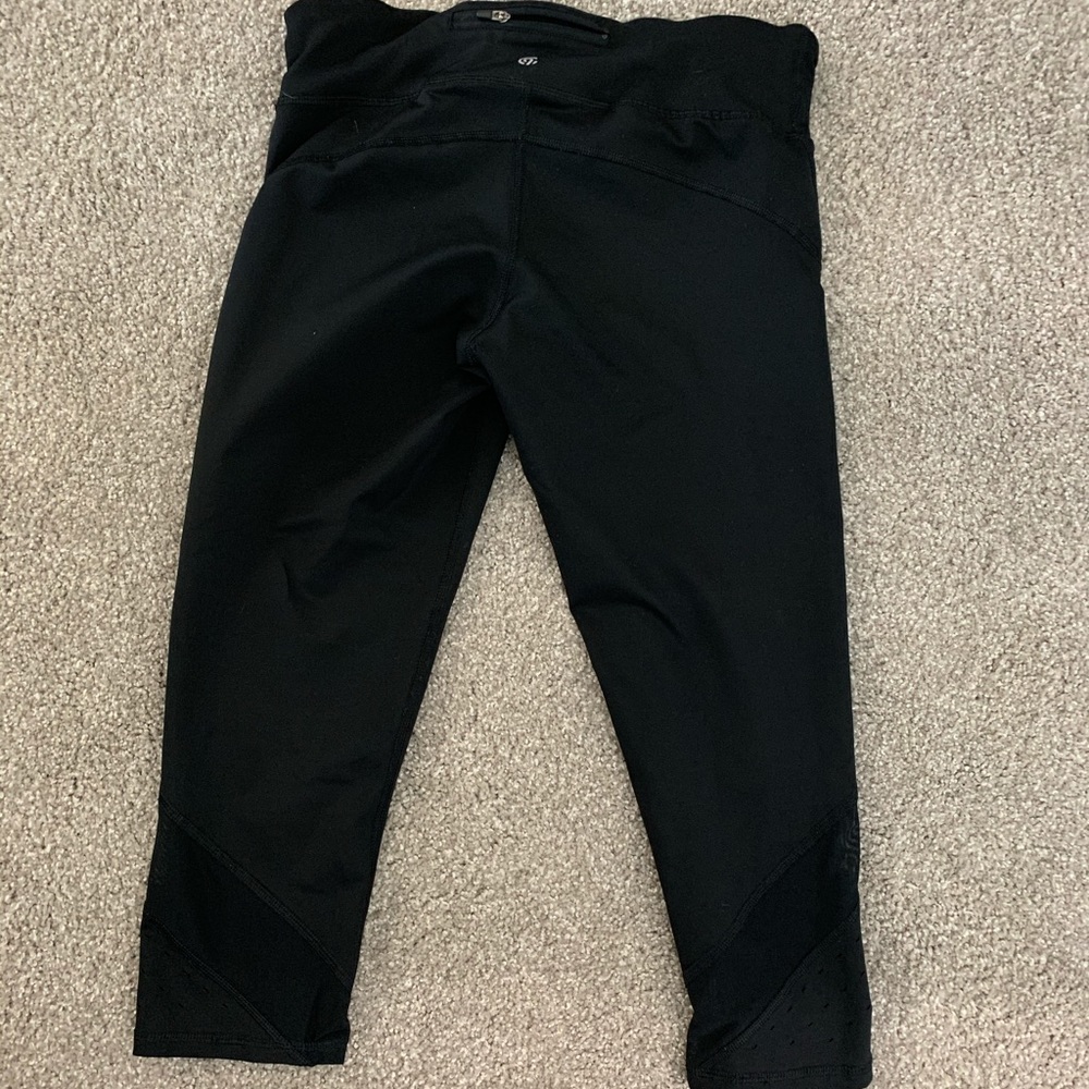 Leggings with mesh cutouts